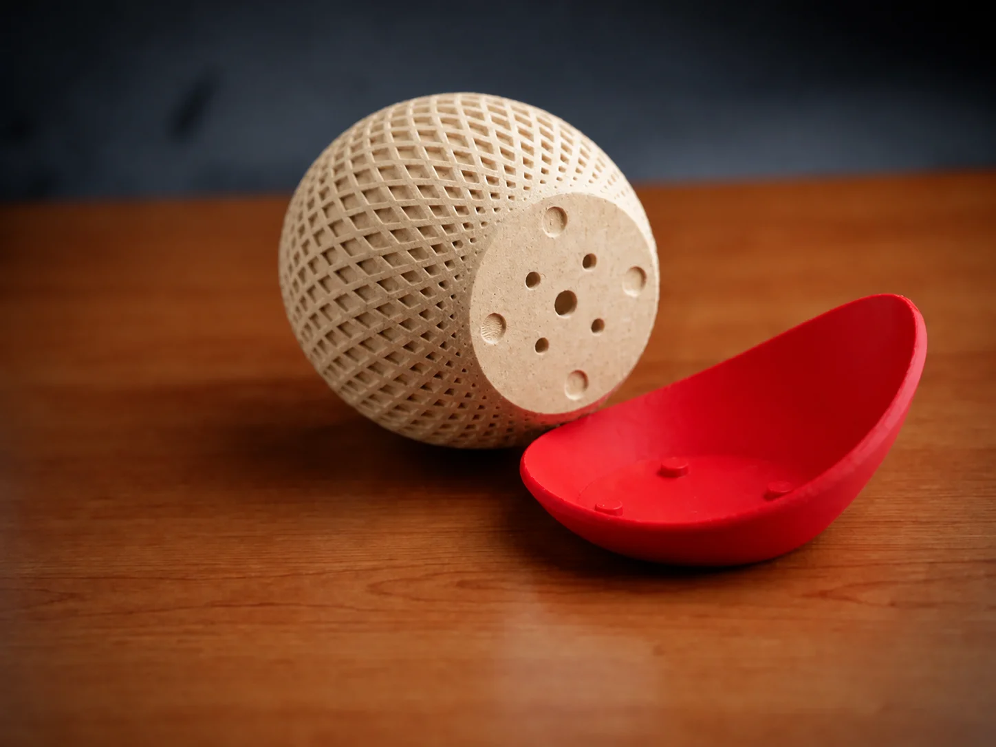 3D Baskı Küre Saksı - Kafes Dokulu İki Parçalı Dekoratif Saksı - Bej-Kırmızı görsel 2