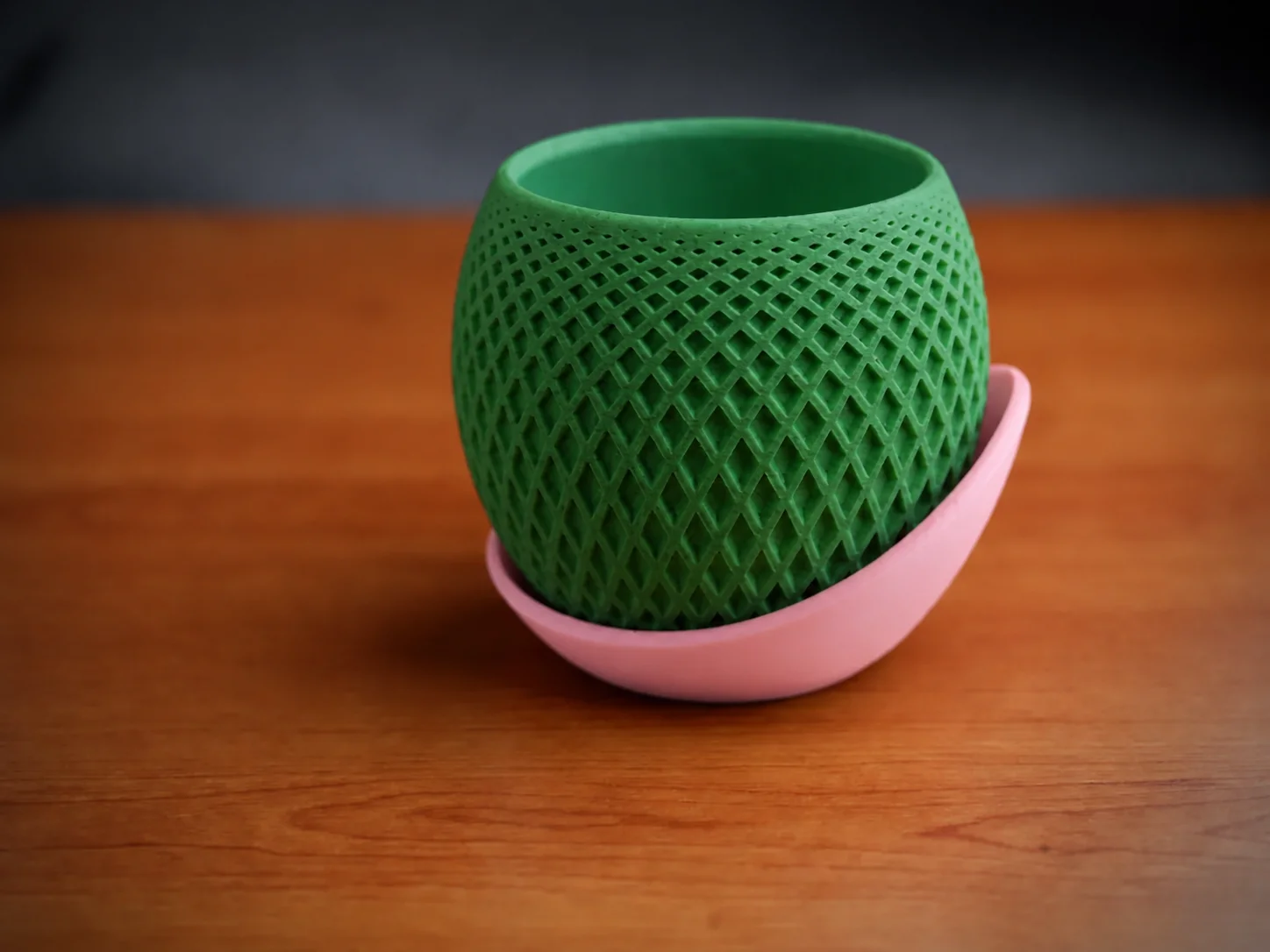 3D Baskı Küre Saksı - Kafes Dokulu İki Parçalı Dekoratif Saksı - Yeşil-Pembe