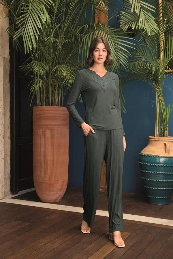 Uzun Kollu Önü Düğmeli V Yaka Pijama Takımı görseli