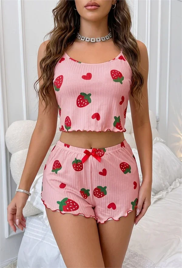 Yumuşak Dokulu Pembe Çilek ve Kalp Desenli Fırfırlı İp Askılı Crop Şortlu Fitilli Pijama Takımı