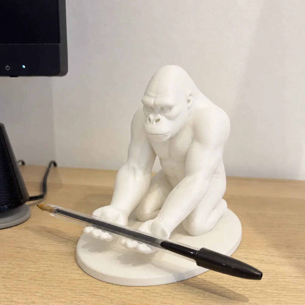 3D Baskı Goril Telefon Tutucu - Kaslı Goril Masaüstü Telefon Standı-Beyaz görsel 3