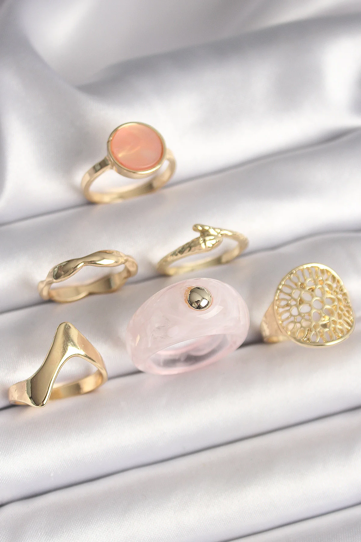 Pirinç Gold Renk Pembe Plastik Yüzük Model Daire Pembe ne Yılan Detay 6'Lı Kadın Yüzük Seti