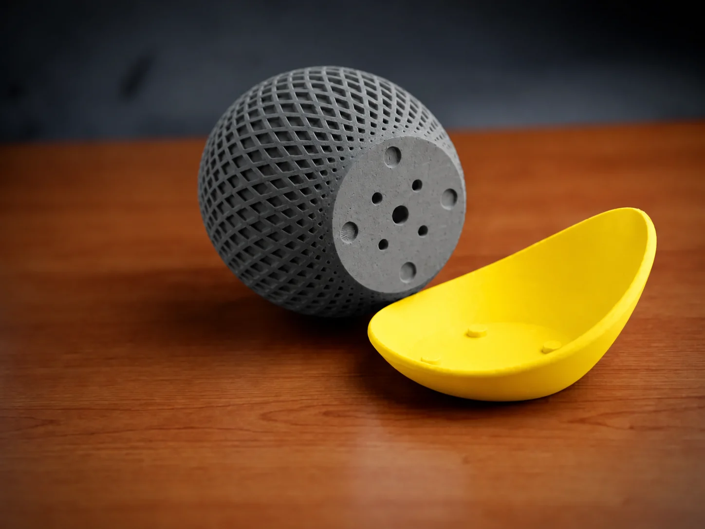 3D Baskı Küre Saksı - Kafes Dokulu İki Parçalı Dekoratif Saksı - Gri-Sarı görsel 2