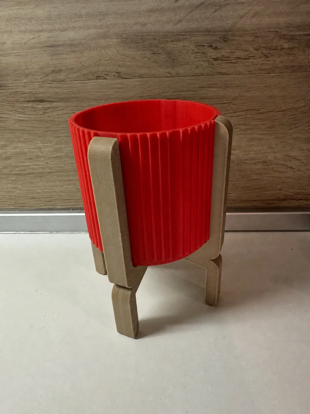 3D Baskı Ayaklı Çizgili Saksı - Bej Standlı Dekoratif Saksı - Kırmızı görsel 2