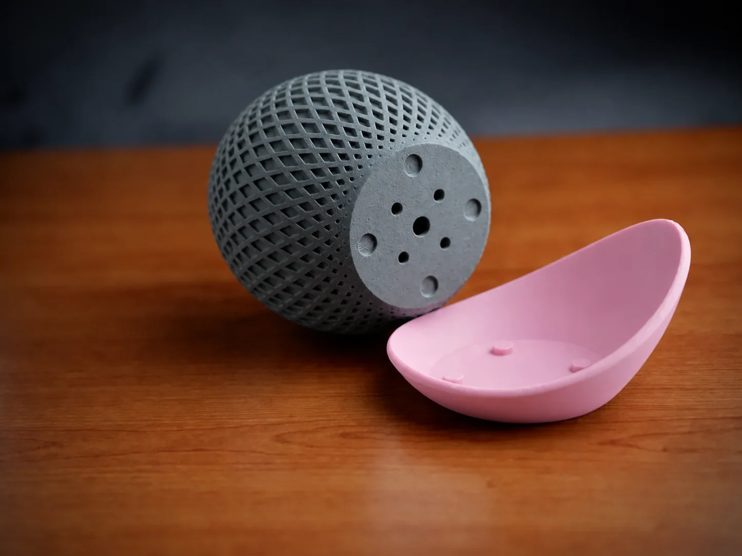 3D Baskı Küre Saksı - Kafes Dokulu İki Parçalı Dekoratif Saksı - Gri-Pembe görsel 2