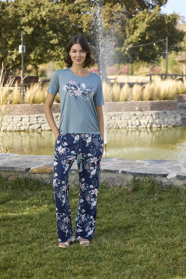 Çiçek ve Yaprak Desenli ve Baskılı Pijama Takımı