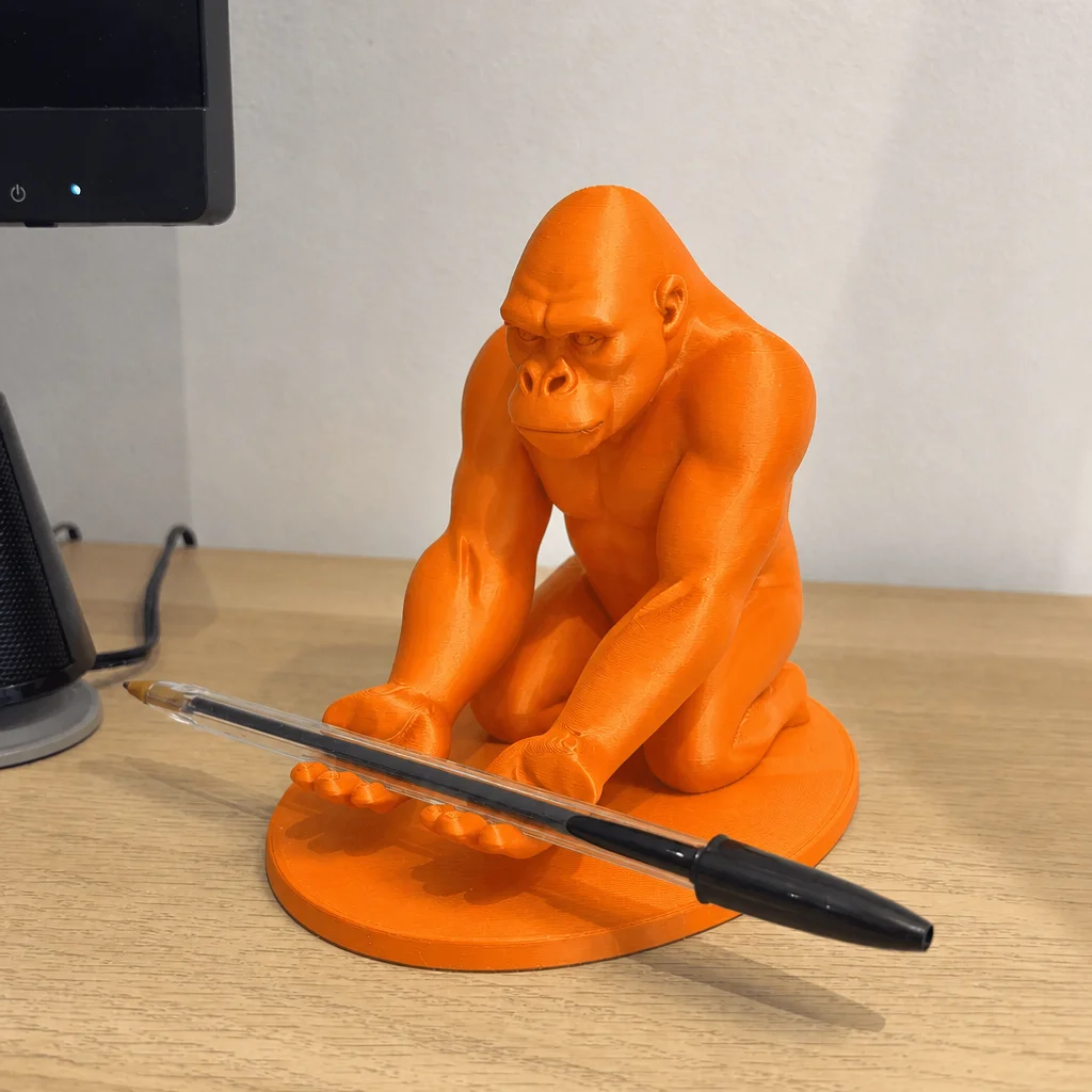 3D Baskı Goril Telefon Tutucu - Kaslı Goril Masaüstü Telefon Standı-Turuncu görsel 3