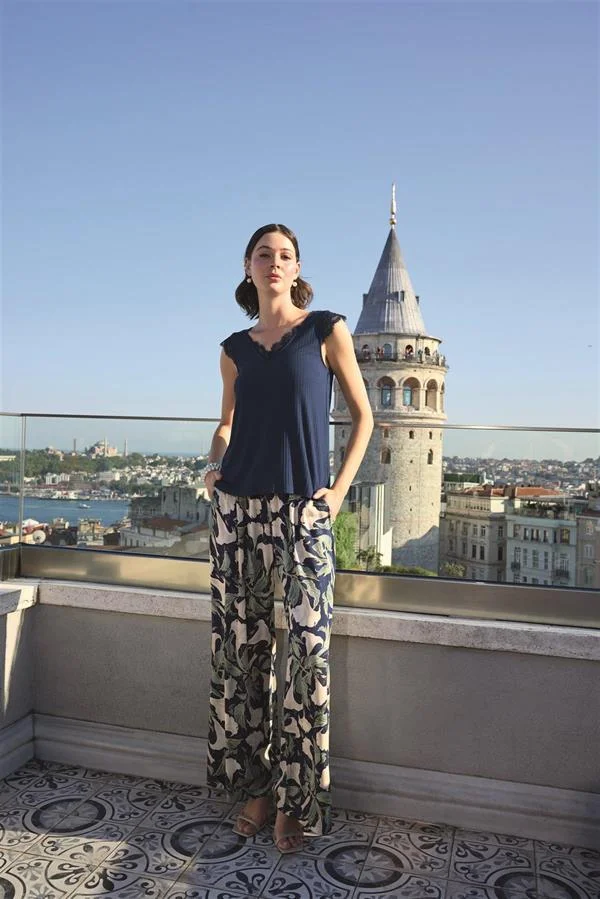 Yaprak Desenli ve Dantelli 3'lü Pijama Takımı görseli