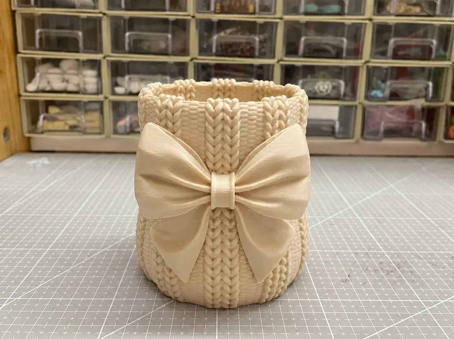 3D Baskı Fiyonklu Örgü Vazo - Dekoratif Çiçeklik-Bej görsel 2
