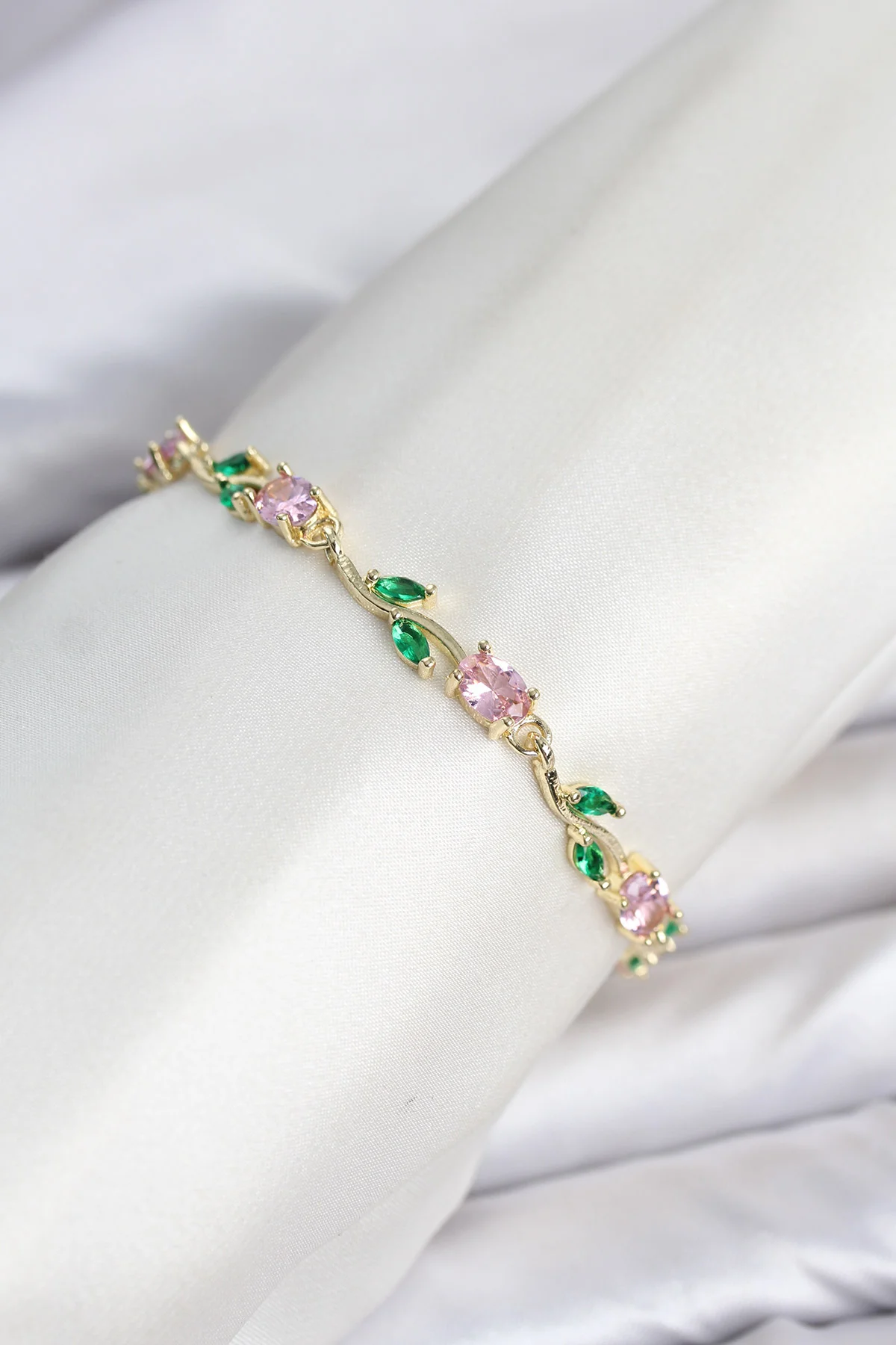 Pirinç Gold Renk Pembe Zirkon Taşlı Çiçek Model Kadın Bileklik görsel 3
