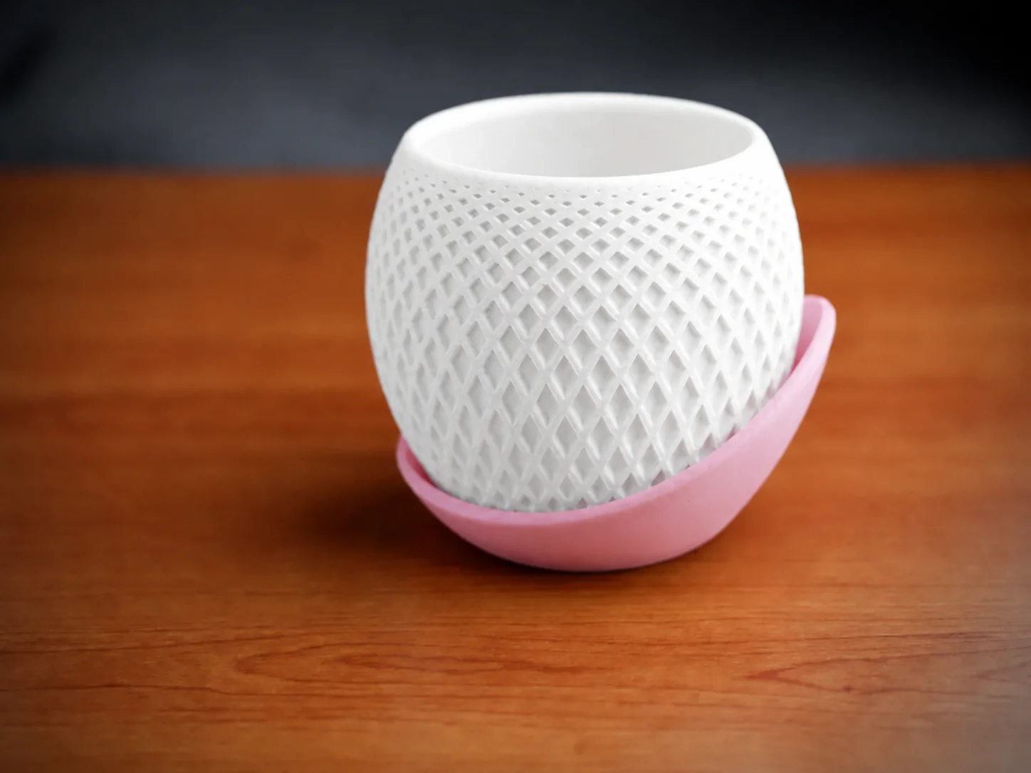 3D Baskı Küre Saksı - Kafes Dokulu İki Parçalı Dekoratif Saksı - Beyaz-Pembe