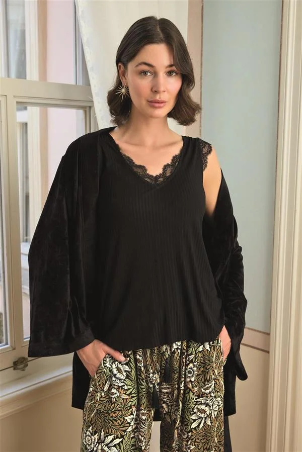 Çiçek Yaprak ve Etnik Desenli Dantelli 3'lü Pijama Takımı görseli