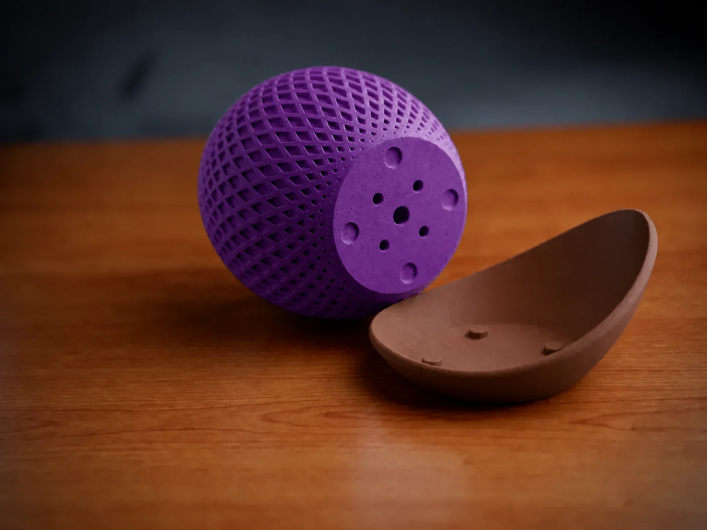 3D Baskı Küre Saksı - Kafes Dokulu İki Parçalı Dekoratif Saksı - Mor-Kahverengi görsel 2