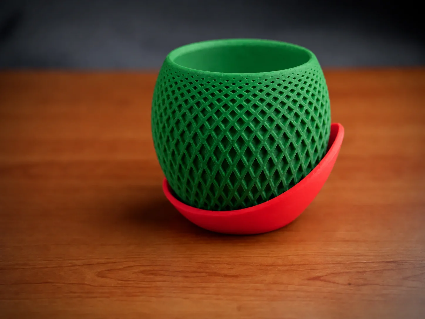 3D Baskı Küre Saksı - Kafes Dokulu İki Parçalı Dekoratif Saksı - Yeşil-Kırmızı