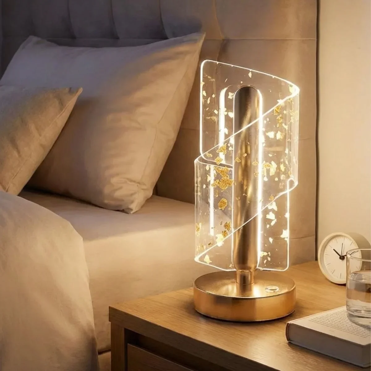 Çapraz Kavisli Kristal Altın Toz Model LED Masa Lambası – Gold Gövdeli, Dokunmatik, 3 Kademe Işık Ayarlı Şarjlı Dekoratif Lamba görsel 4
