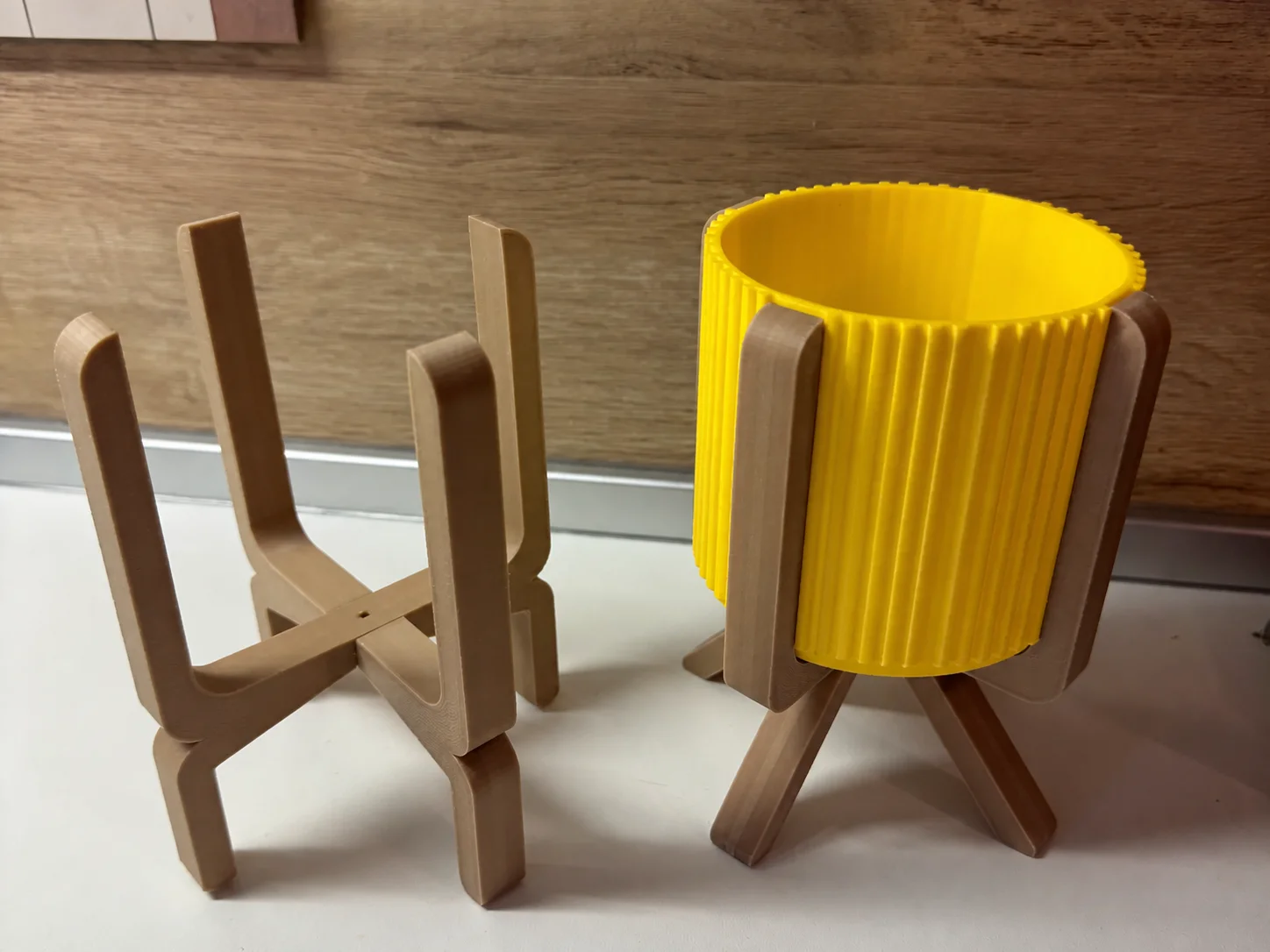 3D Baskı Ayaklı Çizgili Saksı - Bej Standlı Dekoratif Saksı - Sarı