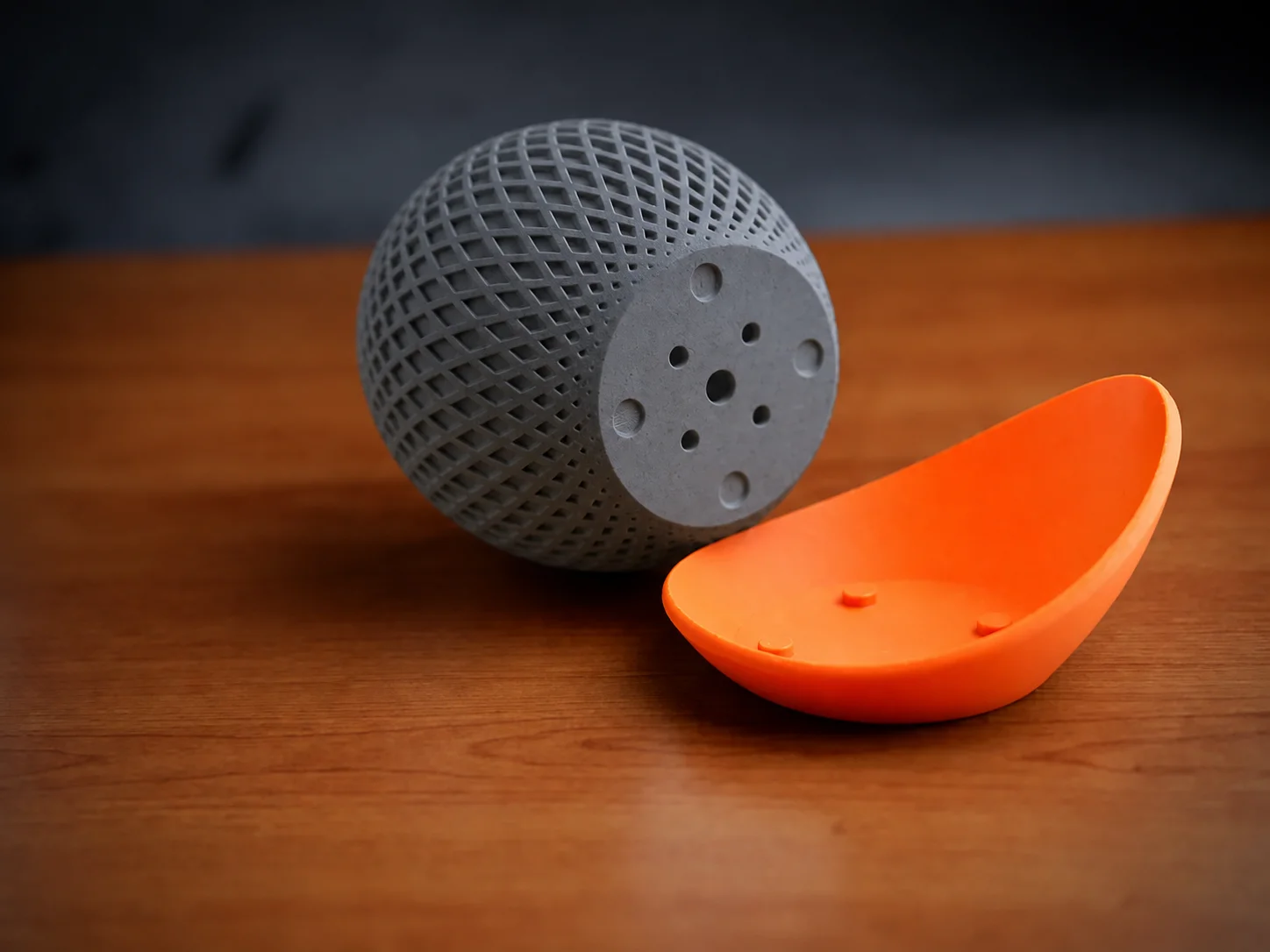 3D Baskı Küre Saksı - Kafes Dokulu İki Parçalı Dekoratif Saksı - Gri-Turuncu görsel 2