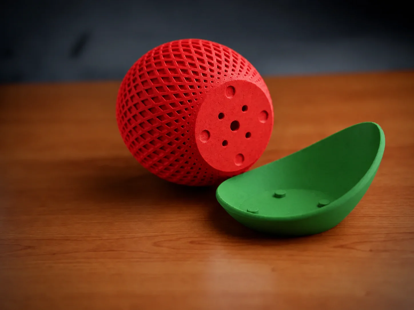 3D Baskı Küre Saksı - Kafes Dokulu İki Parçalı Dekoratif Saksı - Kırmızı-Yeşil görsel 2