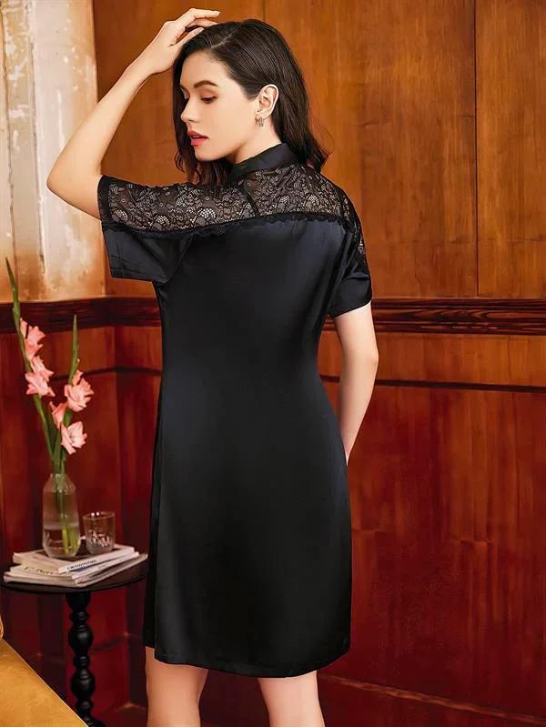 Özel Tasarım Dantel İşlemeli Şık Göğüs Dekolteli Yırtmaçlı Sabahlıklı 2'li Siyah Saten Gecelik Takımı görsel 3