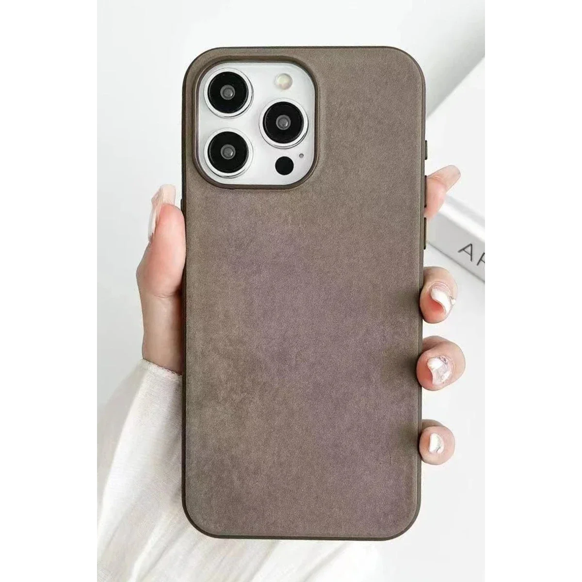 Apple iPhone 15 Pro Max Kılıf Karen Magsafe Kapak - Kahverengi