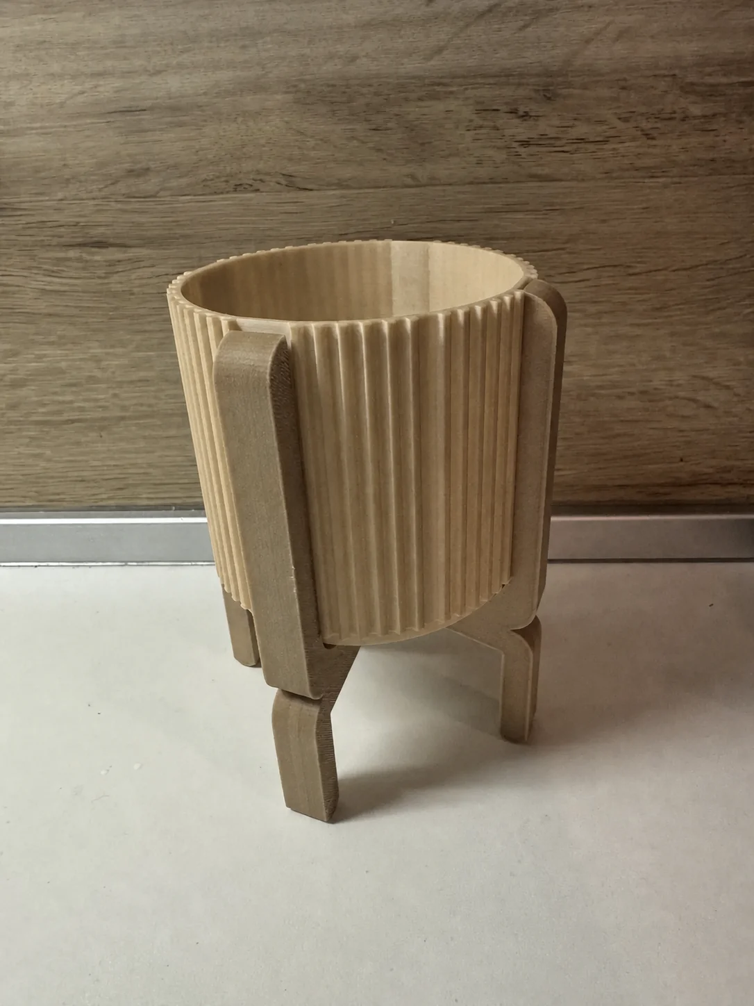 3D Baskı Ayaklı Çizgili Saksı - Bej Standlı Dekoratif Saksı - Bej görsel 2