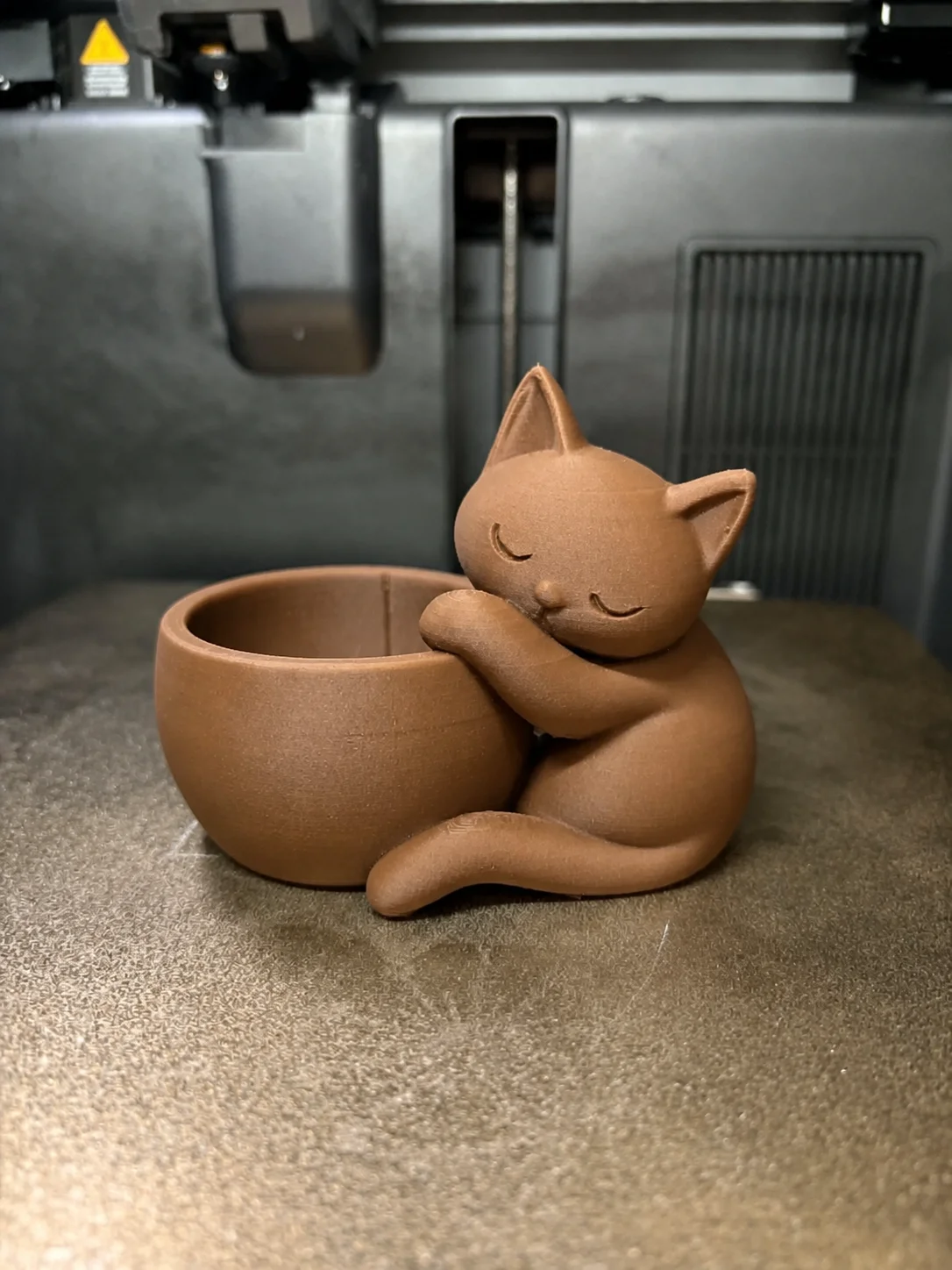 3D Baskı Sarılan Kedi Saksı - Sevimli Dekoratif Saksı - Kahverengi görsel 2