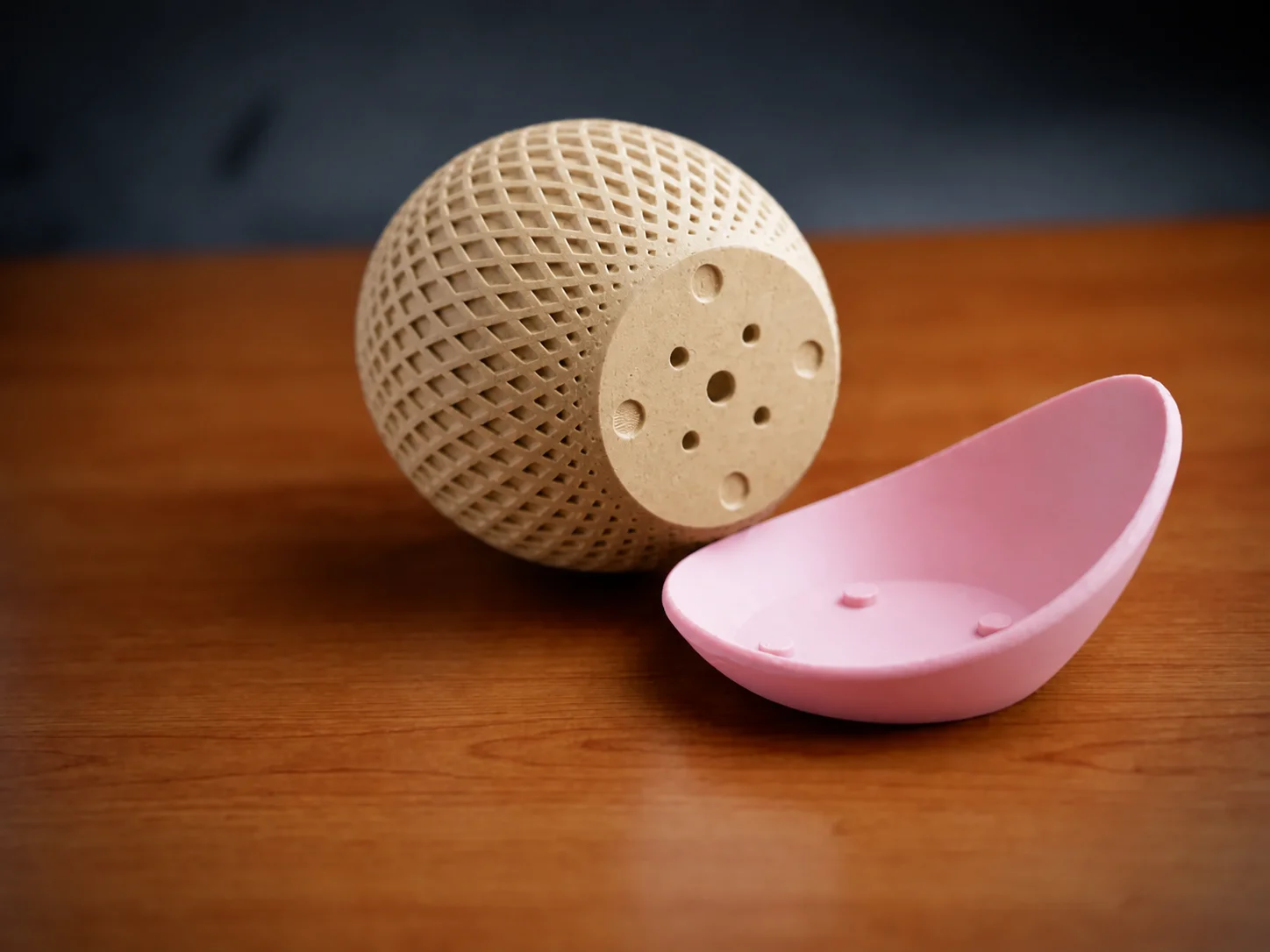 3D Baskı Küre Saksı - Kafes Dokulu İki Parçalı Dekoratif Saksı - Bej-Pembe görsel 2