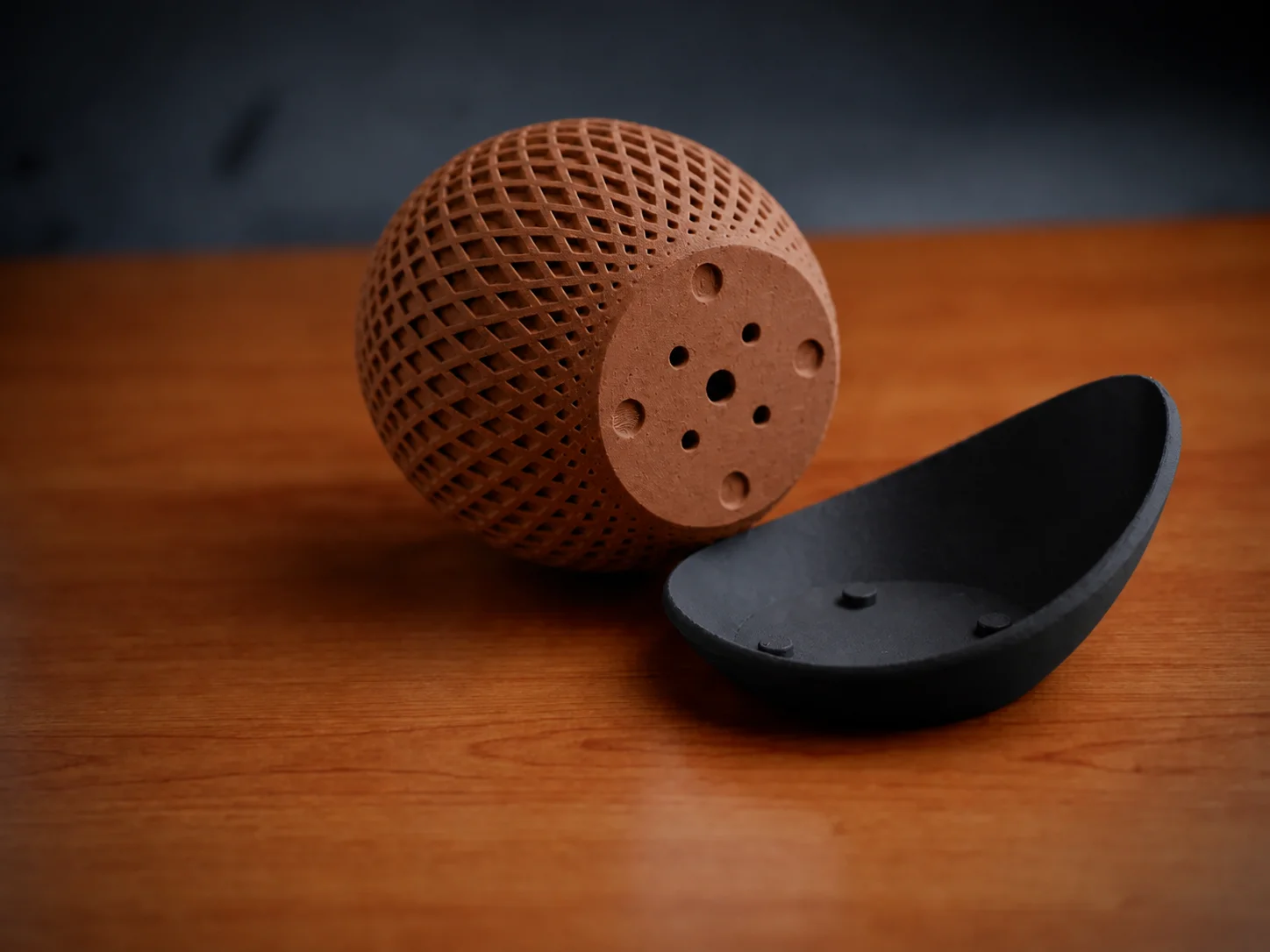 3D Baskı Küre Saksı - Kafes Dokulu İki Parçalı Dekoratif Saksı - Kahverengi-Siyah görsel 2