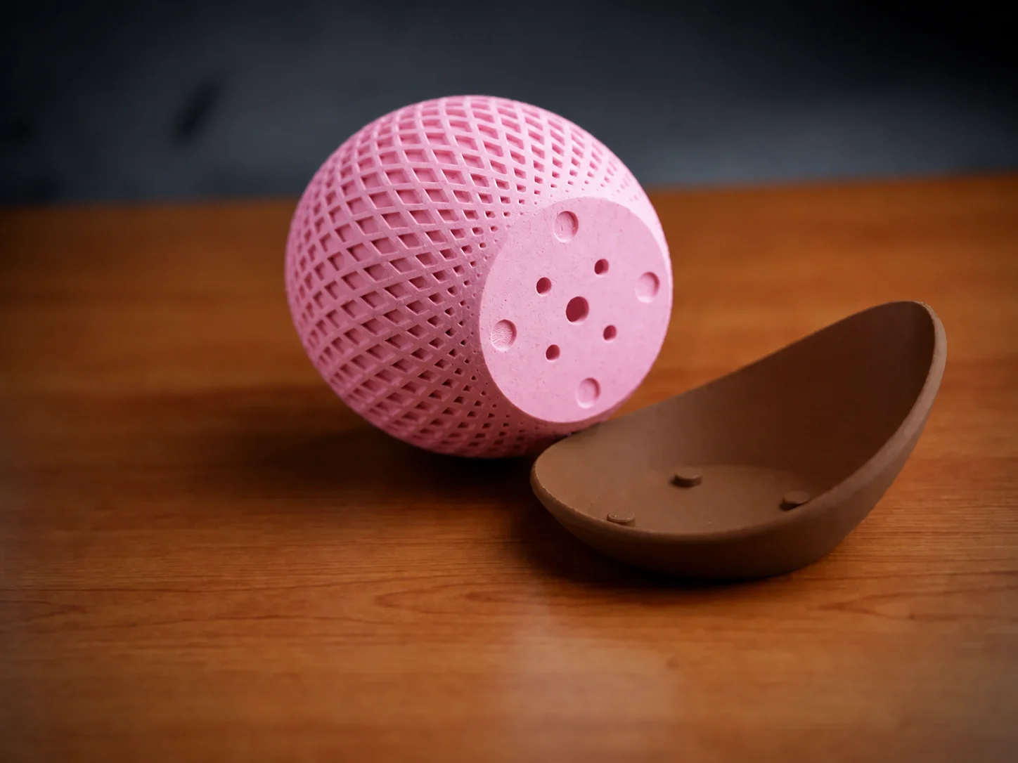 3D Baskı Küre Saksı - Kafes Dokulu İki Parçalı Dekoratif Saksı - Pembe-Kahverengi görsel 2