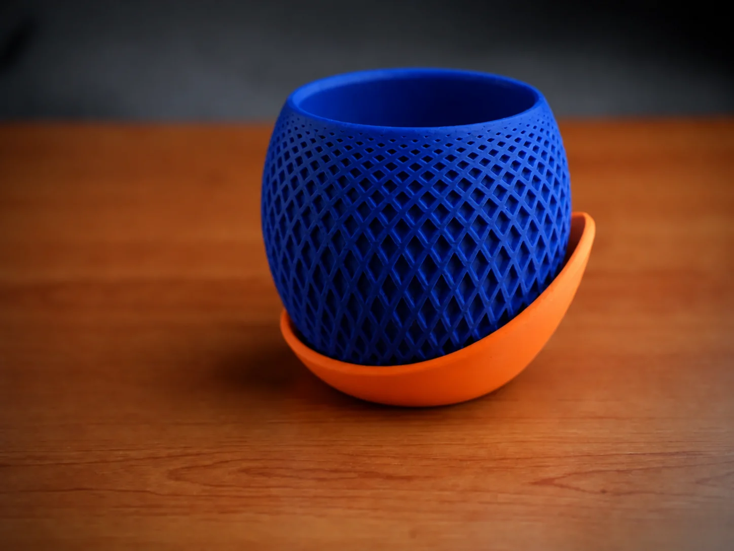 3D Baskı Küre Saksı - Kafes Dokulu İki Parçalı Dekoratif Saksı - Mavi-Turuncu