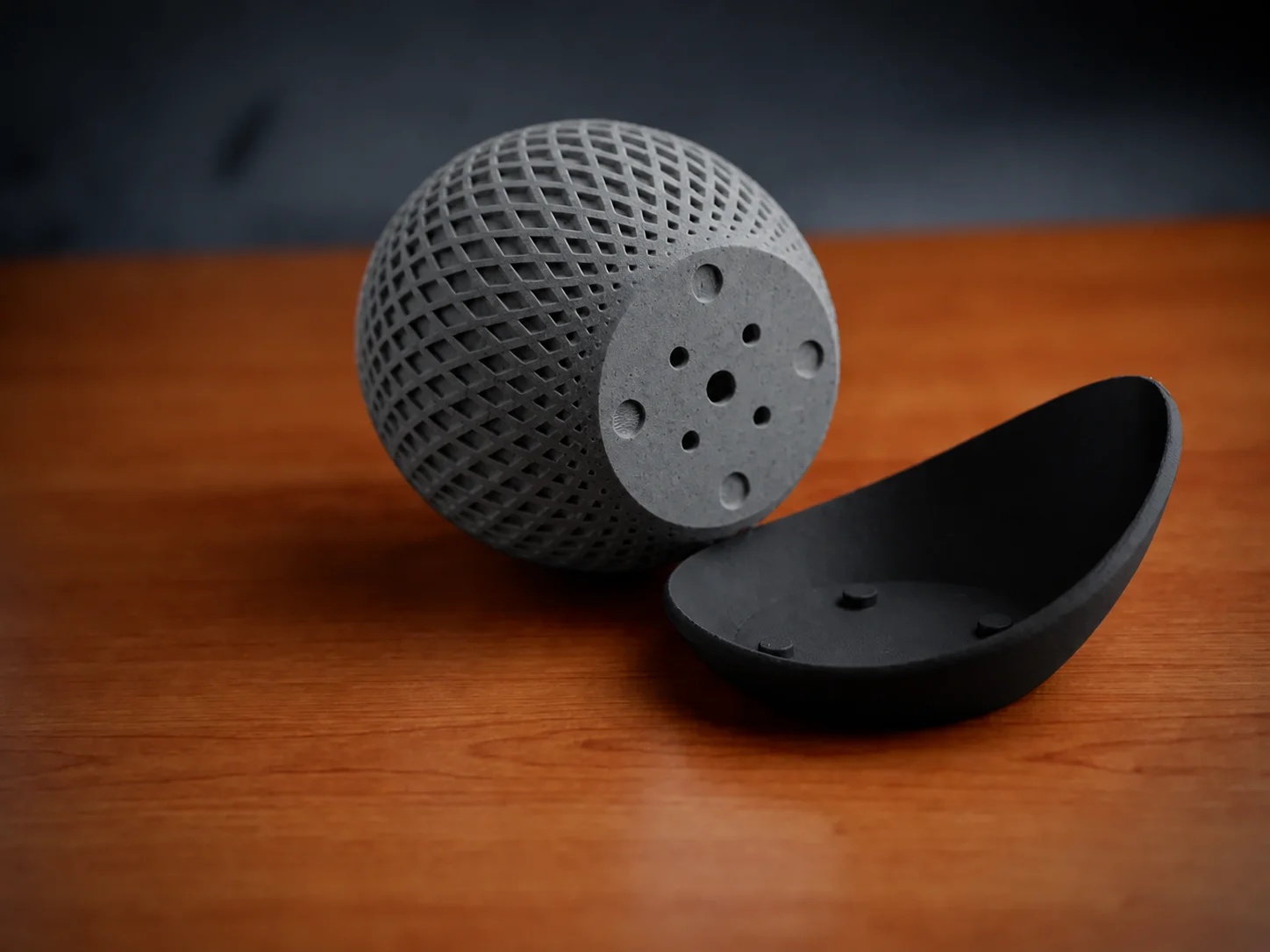 3D Baskı Küre Saksı - Kafes Dokulu İki Parçalı Dekoratif Saksı - Gri-Siyah görsel 2
