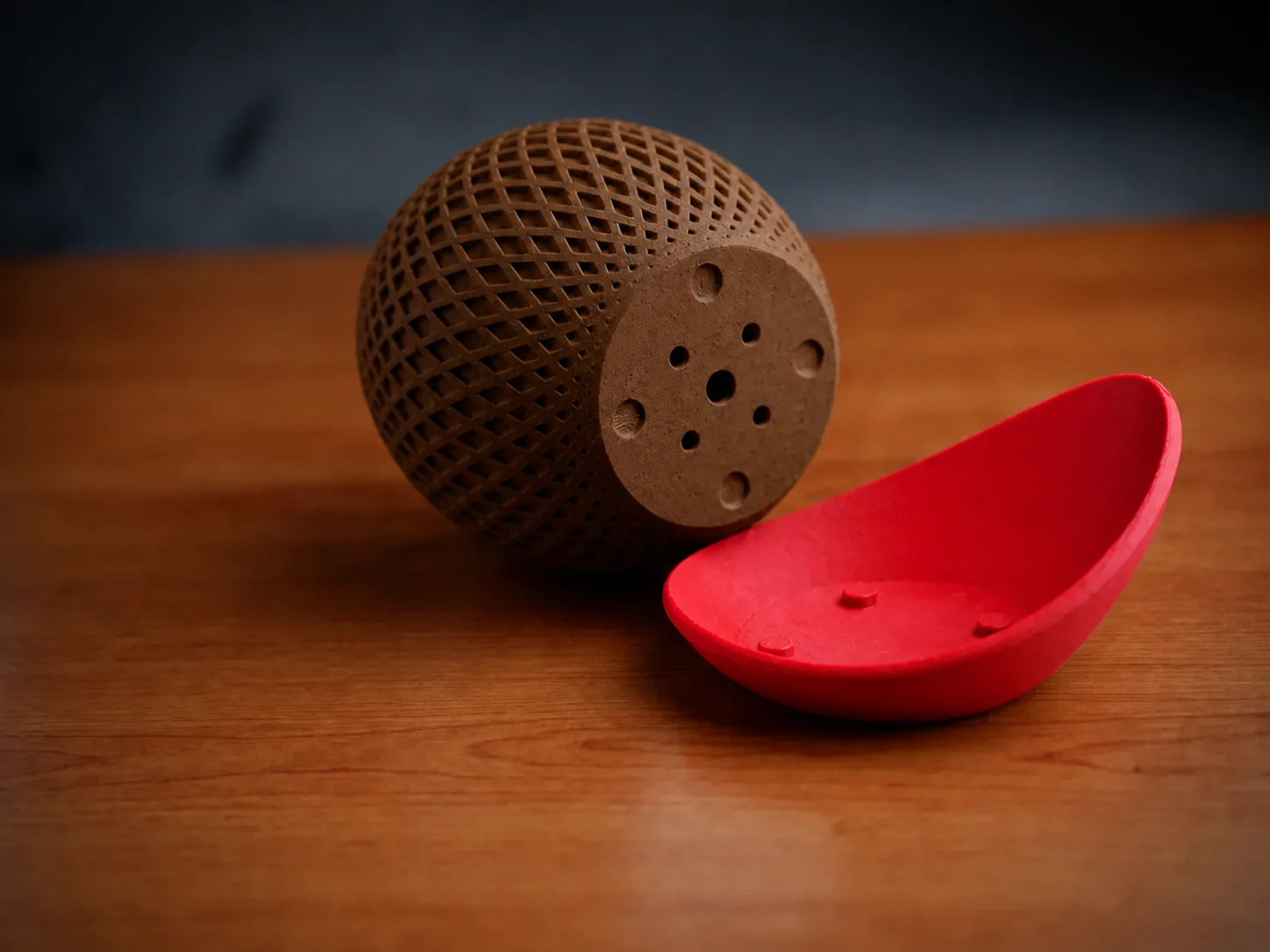 3D Baskı Küre Saksı - Kafes Dokulu İki Parçalı Dekoratif Saksı - Kahverengi-Kırmızı görsel 2