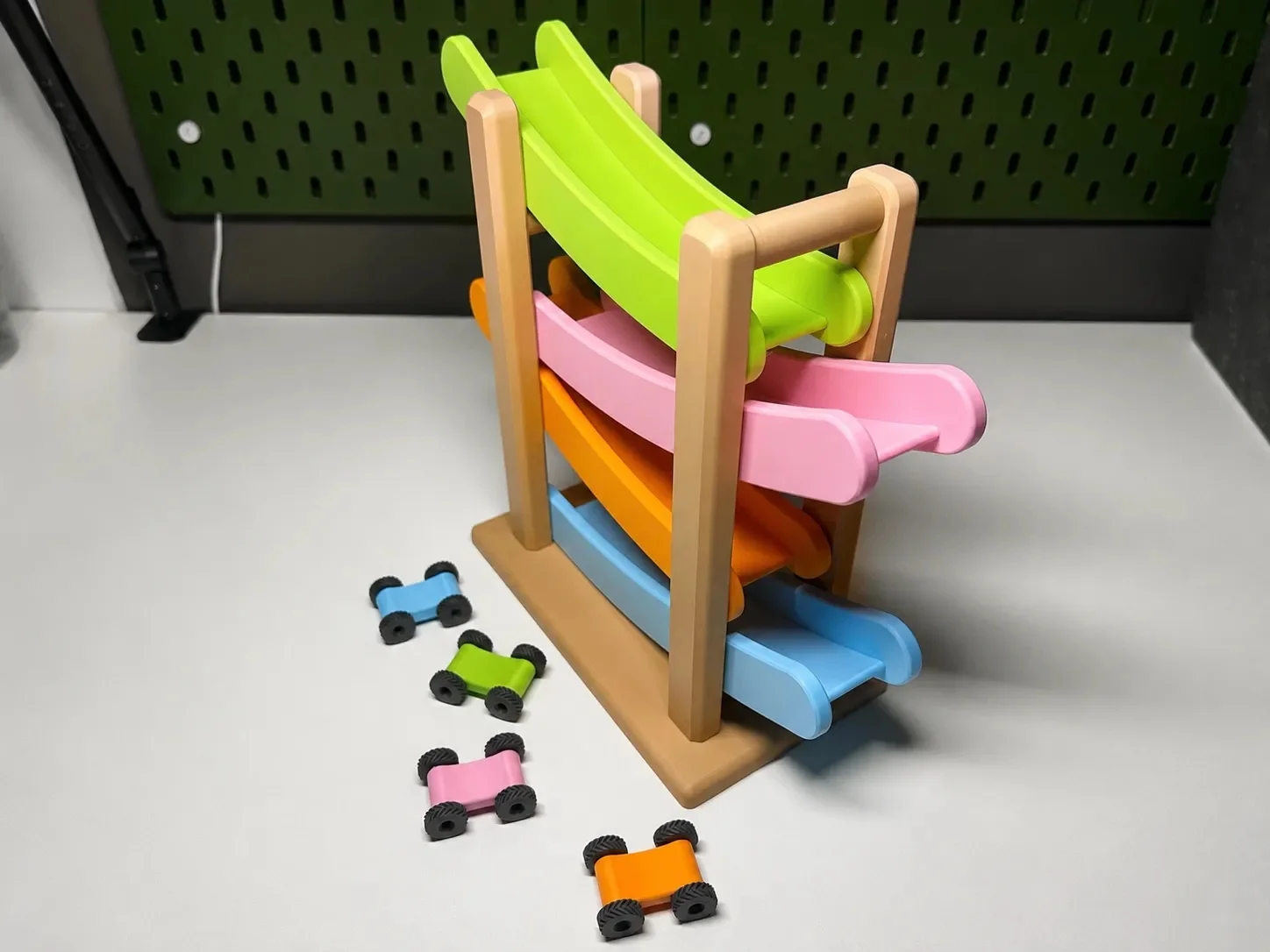 3D Baskı Kaydıraklı Araba Pisti - 4 Katlı Mini Araba Yarış Rampası, Bebek ve Çocuk Oyuncağı Seti (4 Araba Dahil)