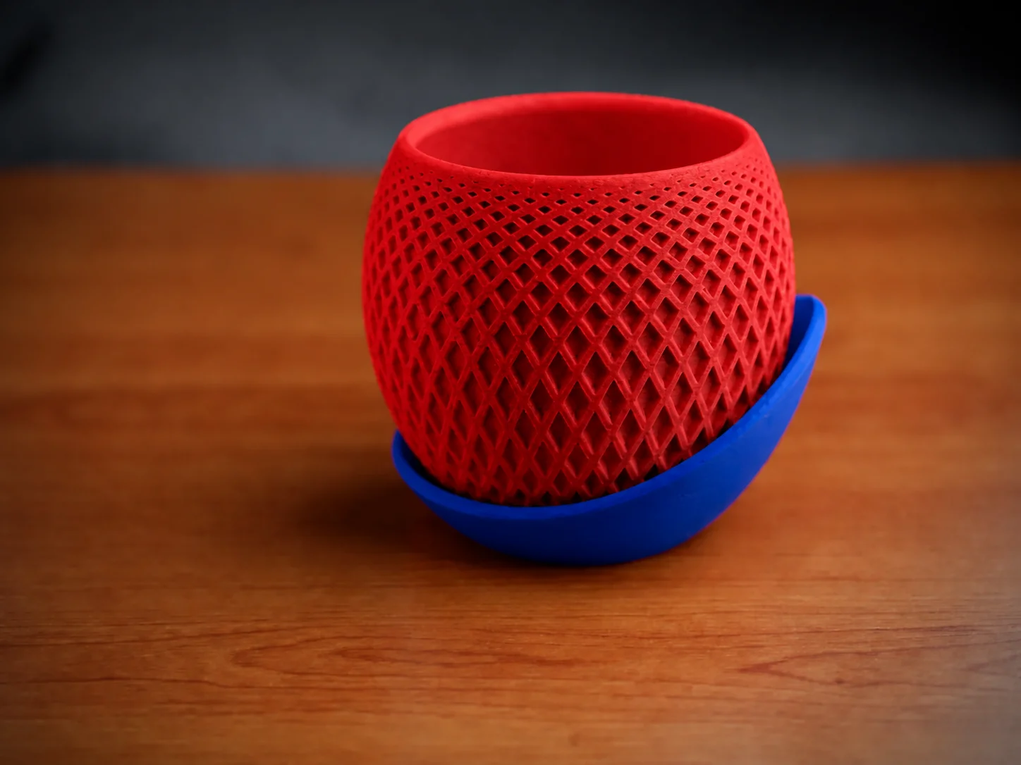 3D Baskı Küre Saksı - Kafes Dokulu İki Parçalı Dekoratif Saksı - Kırmızı-Mavi