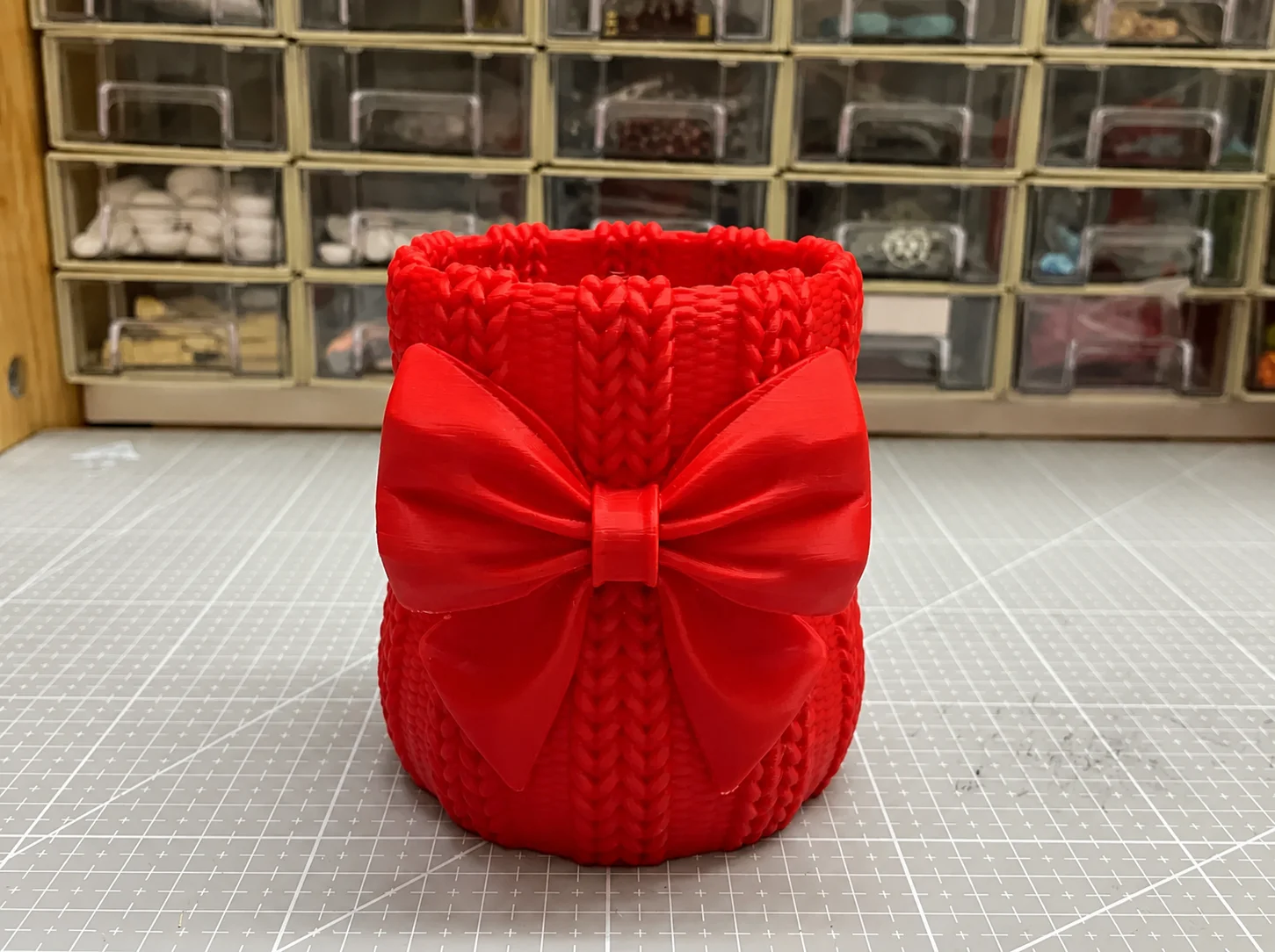 3D Baskı Fiyonklu Örgü Vazo - Dekoratif Çiçeklik-Kırmızı görsel 2