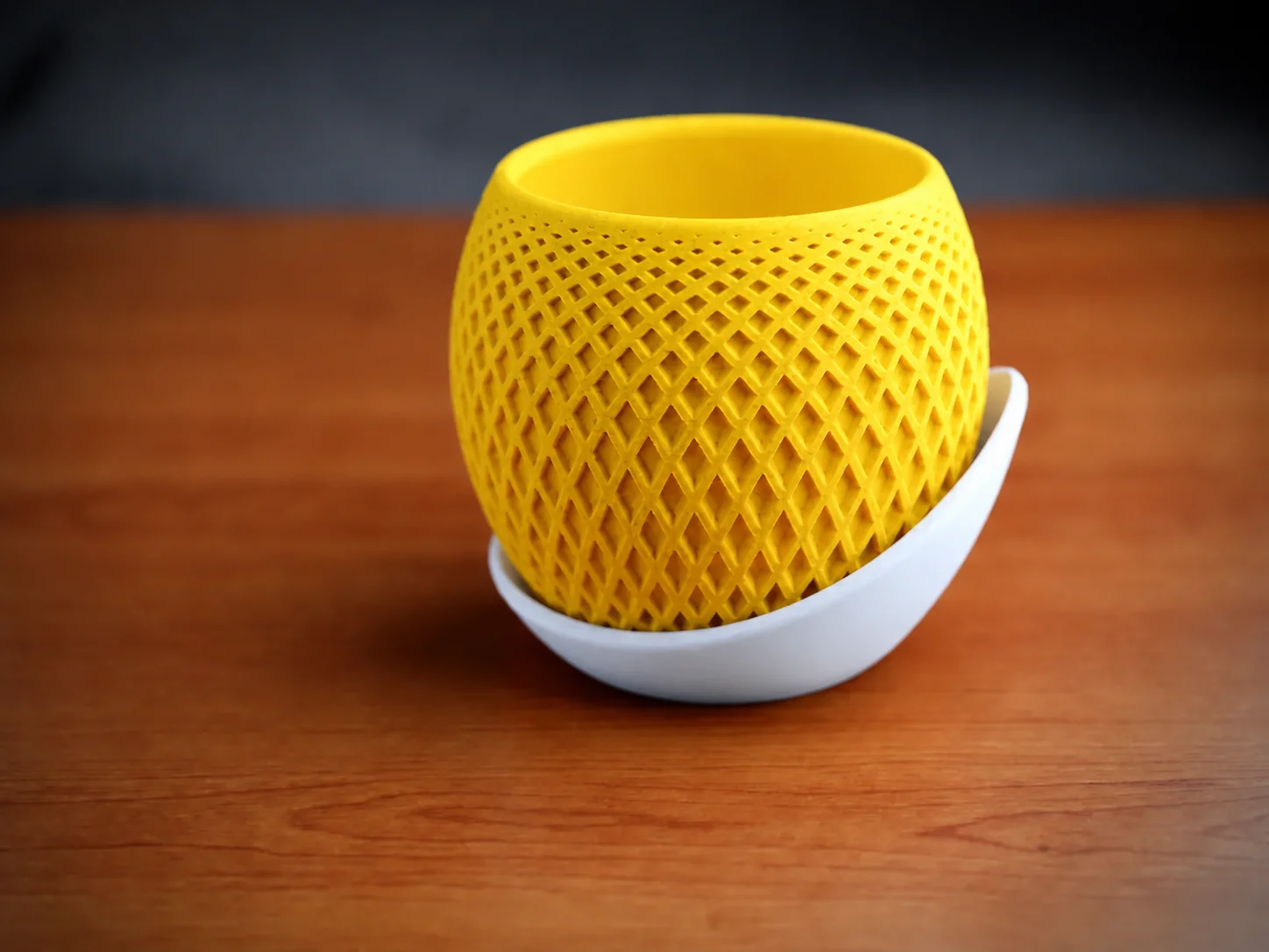 3D Baskı Küre Saksı - Kafes Dokulu İki Parçalı Dekoratif Saksı - Sarı-Beyaz