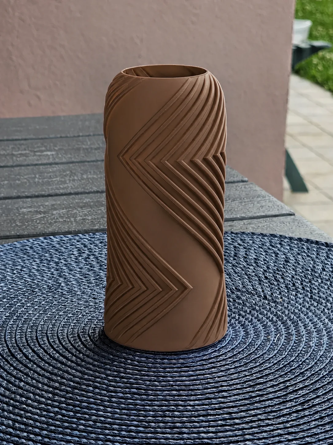 3D Baskı Vector Vazo - Geometrik Çizgili Dekoratif Vazo-Kahverengi görsel 2