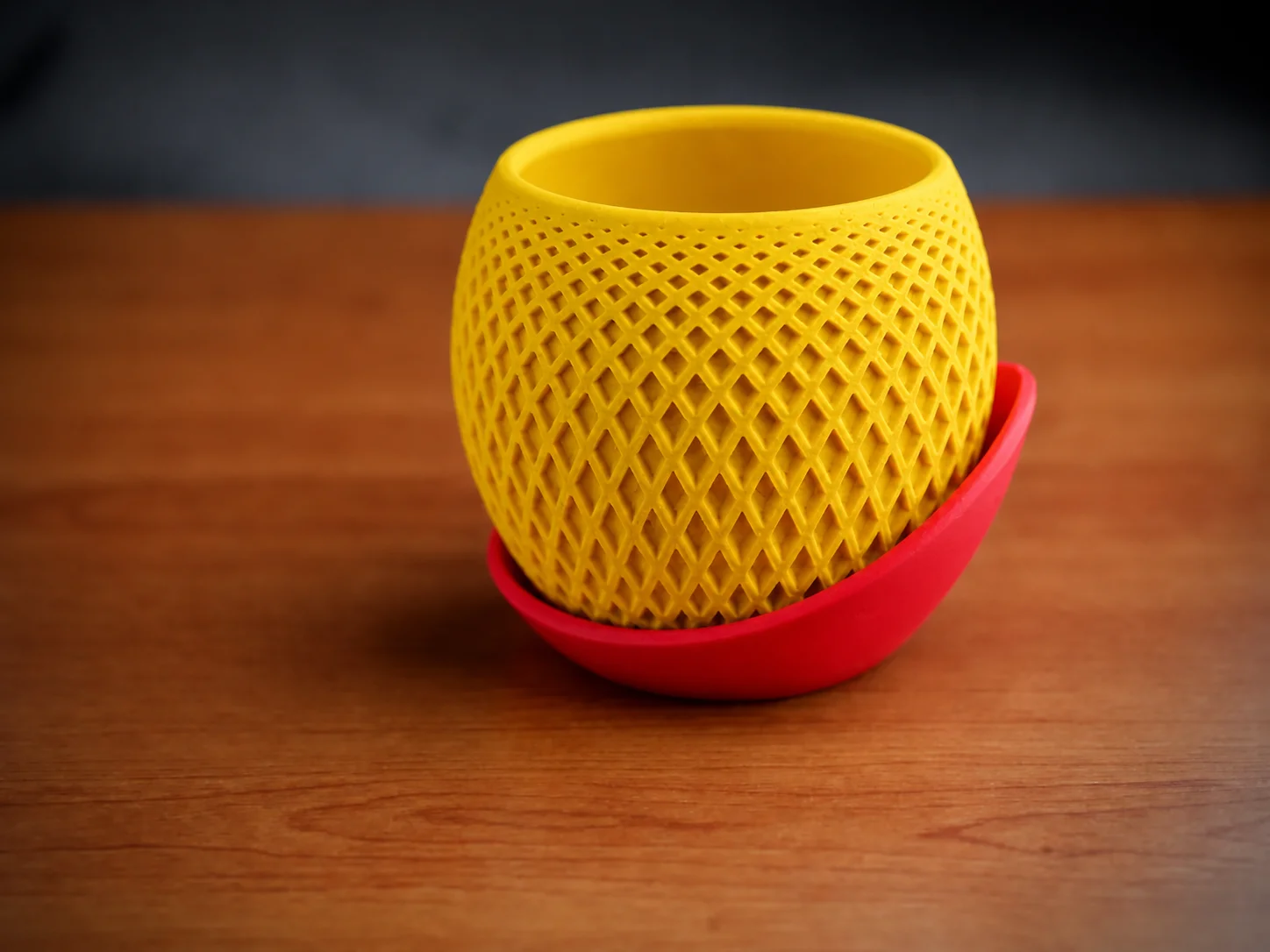 3D Baskı Küre Saksı - Kafes Dokulu İki Parçalı Dekoratif Saksı - Sarı-Kırmızı