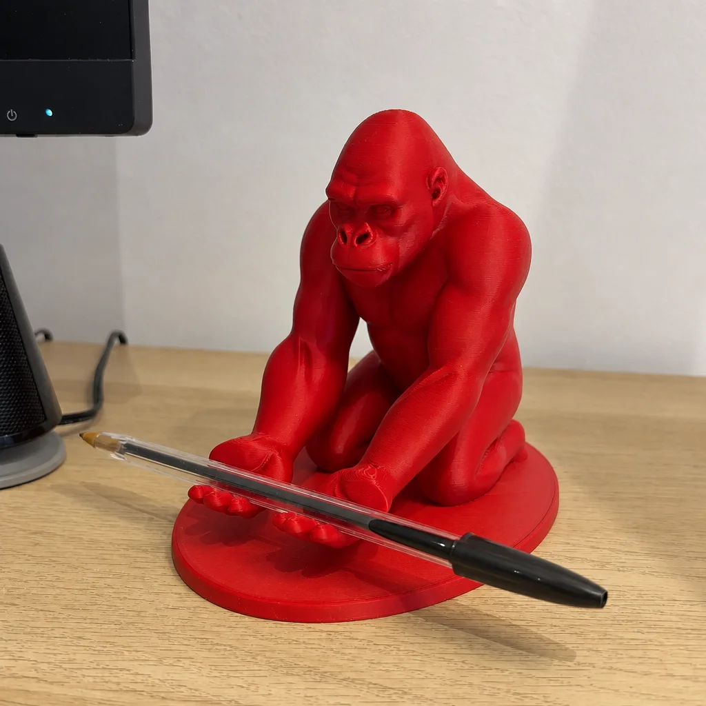 3D Baskı Goril Telefon Tutucu - Kaslı Goril Masaüstü Telefon Standı-Kırmızı görsel 3