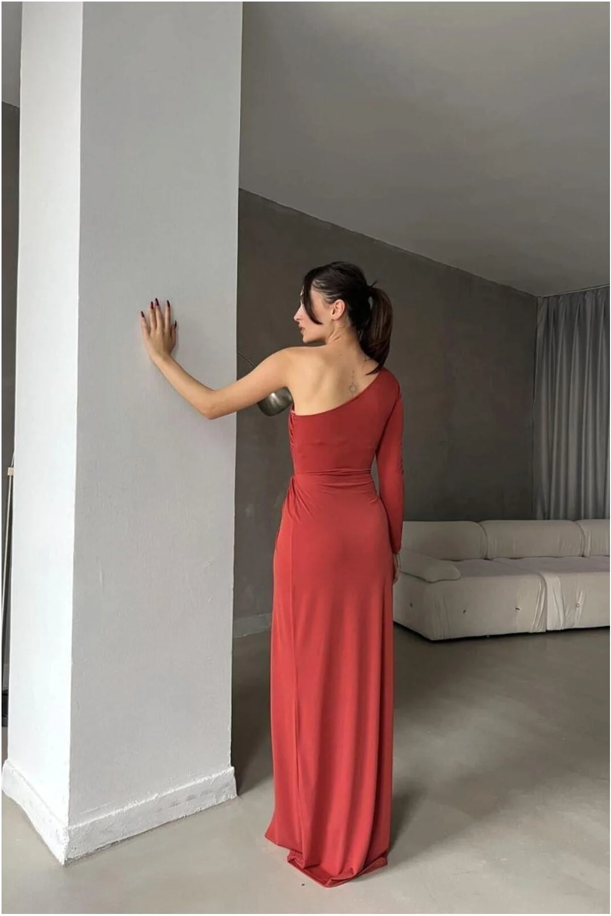 Kadın Modern Stil Saten Kumaş Tek Omuz Dekolteli Maxi Abiye Elbise görsel 4