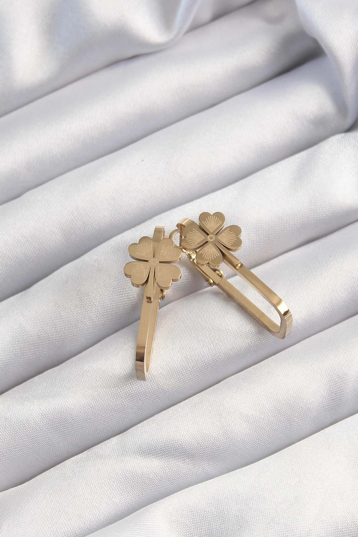 316L Çelik Gold Renk Geometrik Yonca Model Küpe görsel 2