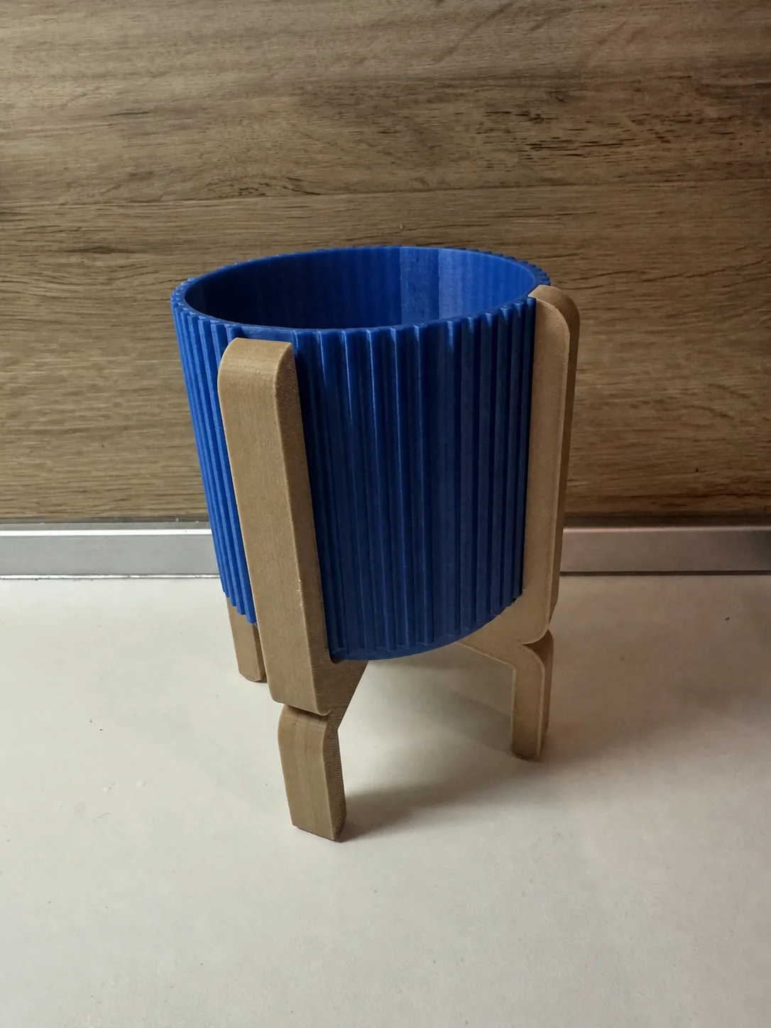 3D Baskı Ayaklı Çizgili Saksı - Bej Standlı Dekoratif Saksı - Mavi görsel 2