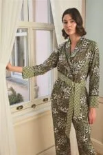 Çiçek Yaprak ve Etnik Desenli Pijama Takımı - Görsel 6
