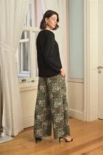 Çiçek Yaprak ve Etnik Desenli Uzun Kollu Pijama Takımı - Görsel 5