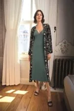 Çiçek ve Yaprak Desenli Dantelli ve Dekolteli Sabahlık Takımı