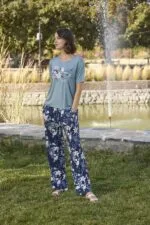 Çiçek ve Yaprak Desenli ve Baskılı Pijama Takımı - Görsel 2