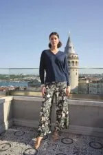 Yaprak Desenli Uzun Kollu V Yaka Pijama Takımı