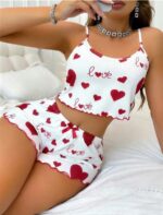 Beyaz Üstüne Kırmızı Kalp Desenli Askılı Şortlu Pijama Takımı