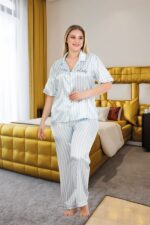 Büyük Beden Şık Tasarım Mavi Çizgili Düğmeli Kısa Kol Lüx Saten Pijama Takımı - Görsel 3