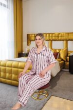 Büyük Beden Şık Tasarım Pembe Siyah Çizgili Düğmeli Kısa Kol Lüx Saten Pijama Takımı